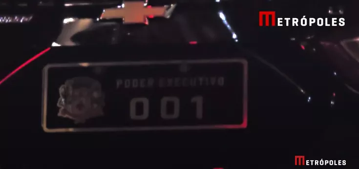 Poder Executivo 001, placa que identifica os carros oficiais dos prefeitos, na porta da Boate