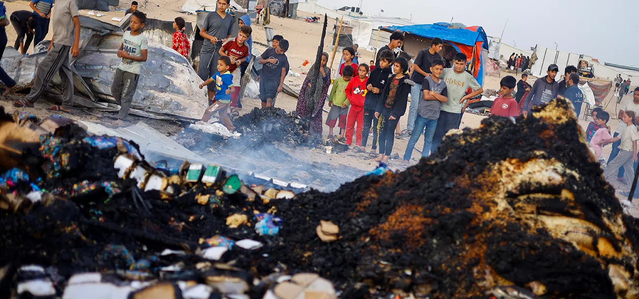 Ataque a campo para desabrigados em Rafah, no sul de Gaza 27/5/2024 