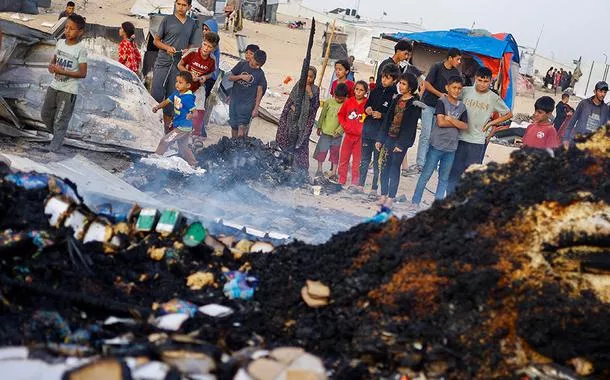 Ataque a campo para desabrigados em Rafah, no sul de Gaza 27/5/2024 