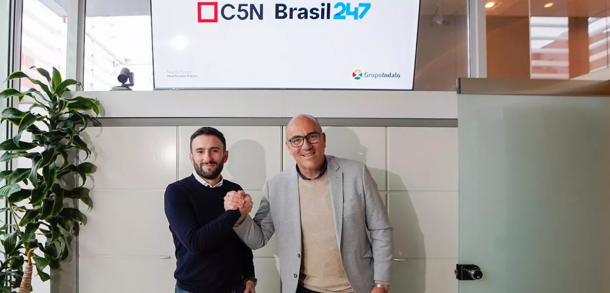 Julian Leunda e Leonardo Attuch selam acordo de cooperação multimídia entre C5N e Brasil 247
