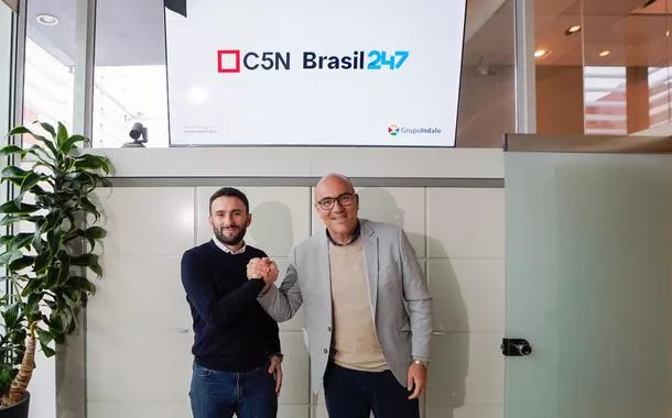 Julian Leunda e Leonardo Attuch selam acordo de cooperação multimídia entre C5N e Brasil 247