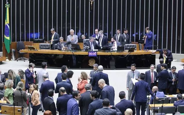 Congresso proíbe 'saidinhas' de presos do regime semiaberto para visitar familiares