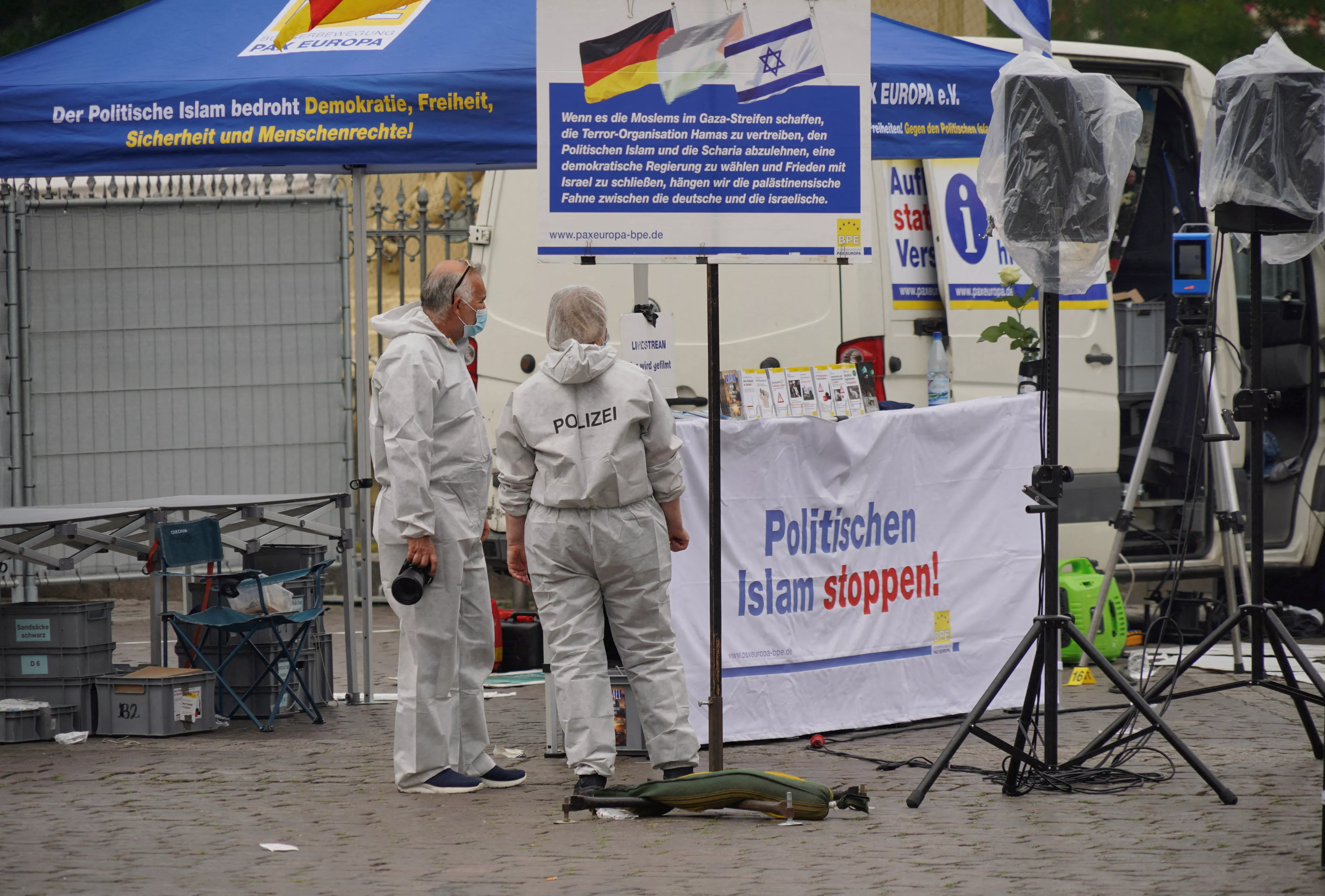 Investigadores da polícia alemã trabalham no local onde um homem atacou pessoas em manifestação de extrema-direita em Mannheim
31/05/2024
REUTERS/Timm Reichert