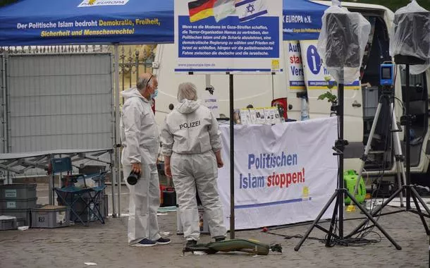 Investigadores da polícia alemã trabalham no local onde um homem atacou pessoas em manifestação de extrema-direita em Mannheim
31/05/2024
REUTERS/Timm Reichert