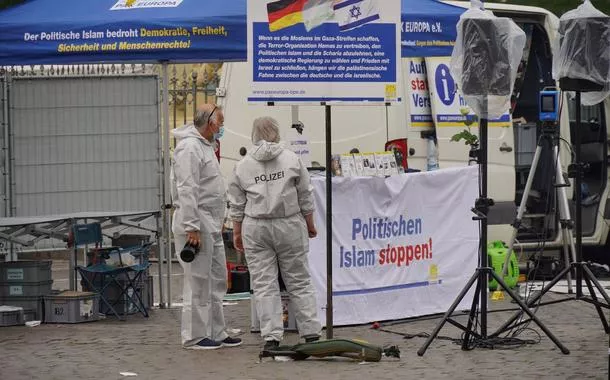 Investigadores da polícia alemã trabalham no local onde um homem atacou pessoasum betmanifestaçãoum betextrema-direitaum betMannheim
31/05/2024
REUTERS/Timm Reichert