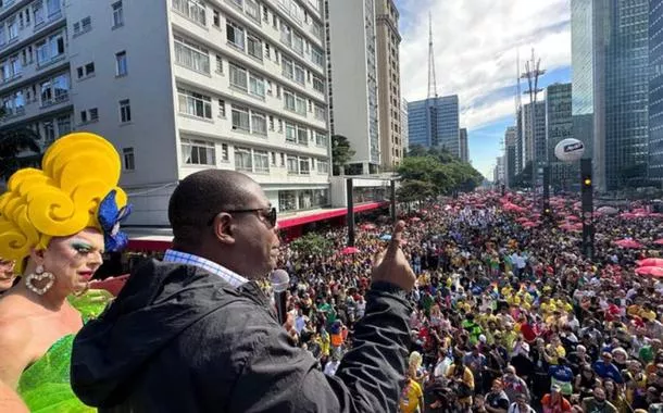 "Estamos aqui para proteger as famílias", afirma Silvio Almeida na Parada LGBT+