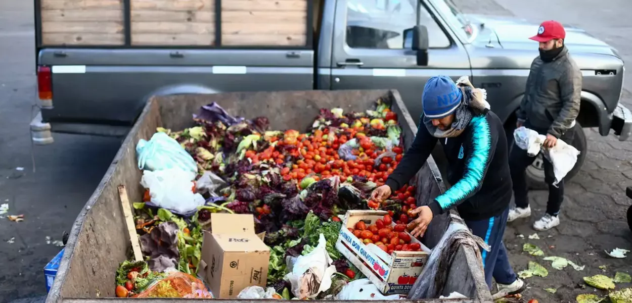 Emergência alimentar se instala em bairros atingidos por pobreza na Argentina