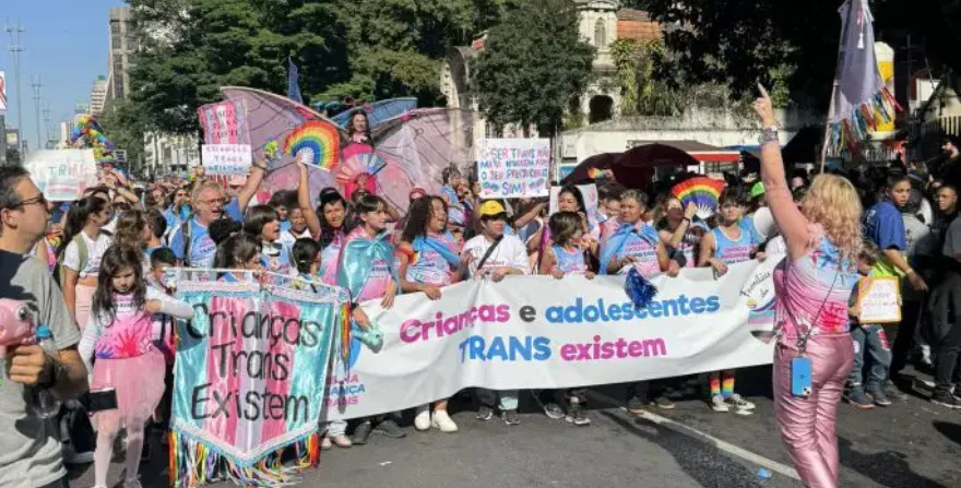 Marcha de crianças trans em São Paulo durante a Parada Gay