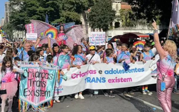 Marcha de crianças trans em São Paulo durante a Parada Gay