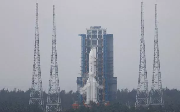 Sonda lunar Chang'e 6 e o foguete transportador Long March-5 Y8 no topo da plataforma de lançamento espacial de Wenchang, na província de Hainan, China

