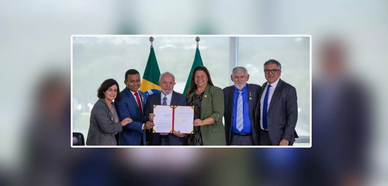 Nísia Trindade (a primeira da esq. para a dir.), Lula (o terceiro da esq. para a dir.) com outras lideranças em Brasília