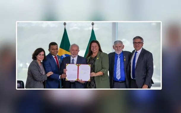 Nísia Trindade (a primeira da esq. para a dir.), Lula (o terceiro da esq. para a dir.) com outras lideranças em Brasília