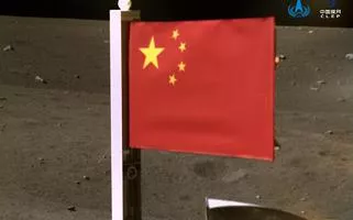 Bandeira nacional da China desfraldada pela sonda Chang'e-5 na Lua
