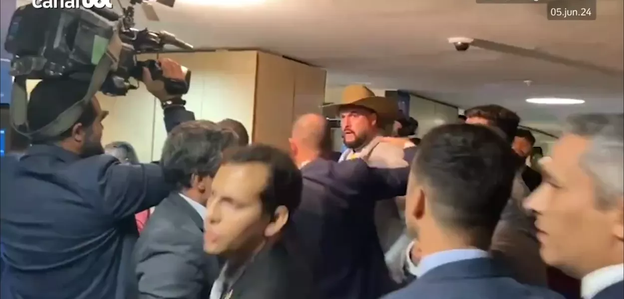 Zé Trovão parte para cima de Janones