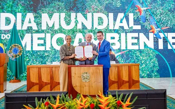 Marina Silva e Lula (no meio) durante assinatura de propostas voltadas ao meio ambiente