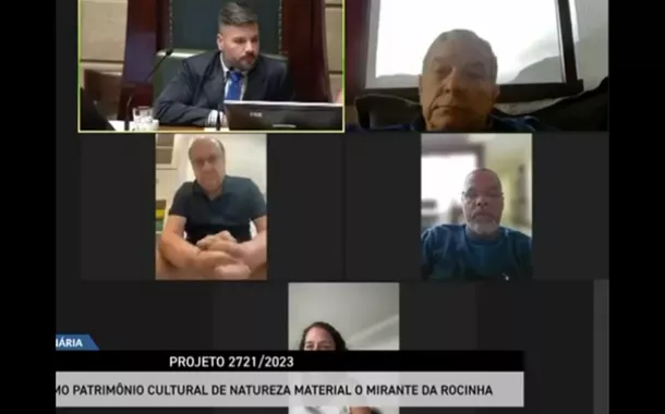 Vereador César Maia (PSD) no banheiro durante sessão virtual da Câmara do Rio
