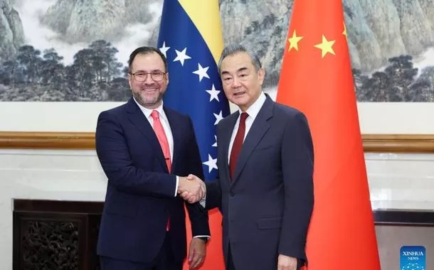 Chanceleres da China e Venezuela concordam em fortalecer relação estratégica