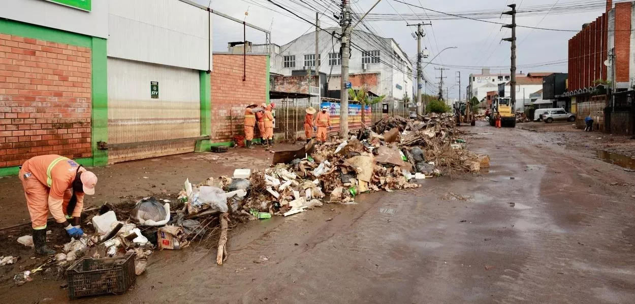 Departamento Municipal de Limpeza Urbana (DMLU) limpa Porto Alegre após enchente