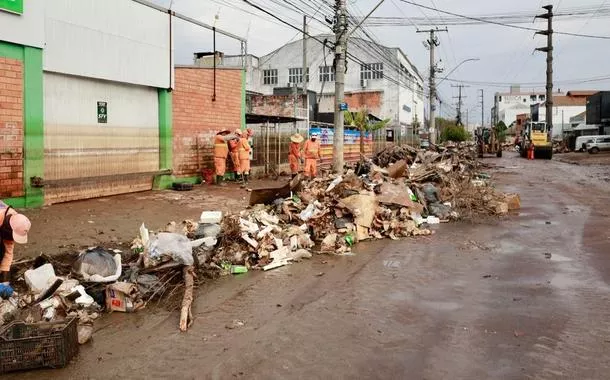 Departamento Municipal de Limpeza Urbana (DMLU) limpa Porto Alegre após enchente