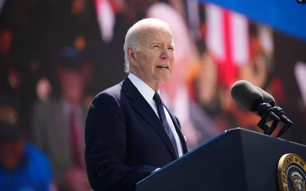 Joe Biden discursa na cerimônia pelos 80 anos do desembarque das tropas aliadas na França, em Colleville sur Mer, em 6 de junho de 2024