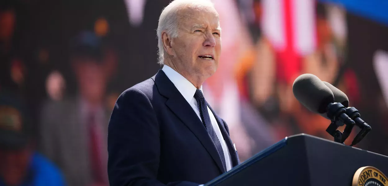 Joe Biden discursa na cerimônia pelos 80 anos do desembarque das tropas aliadas na França, em Colleville sur Mer, em 6 de junho de 2024