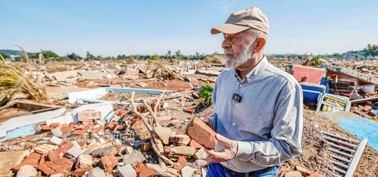 Presidente da República, Luiz Inácio Lula da Silva, durante visita ao bairro Passo de Estrela. Cruzeiro do Sul - RS