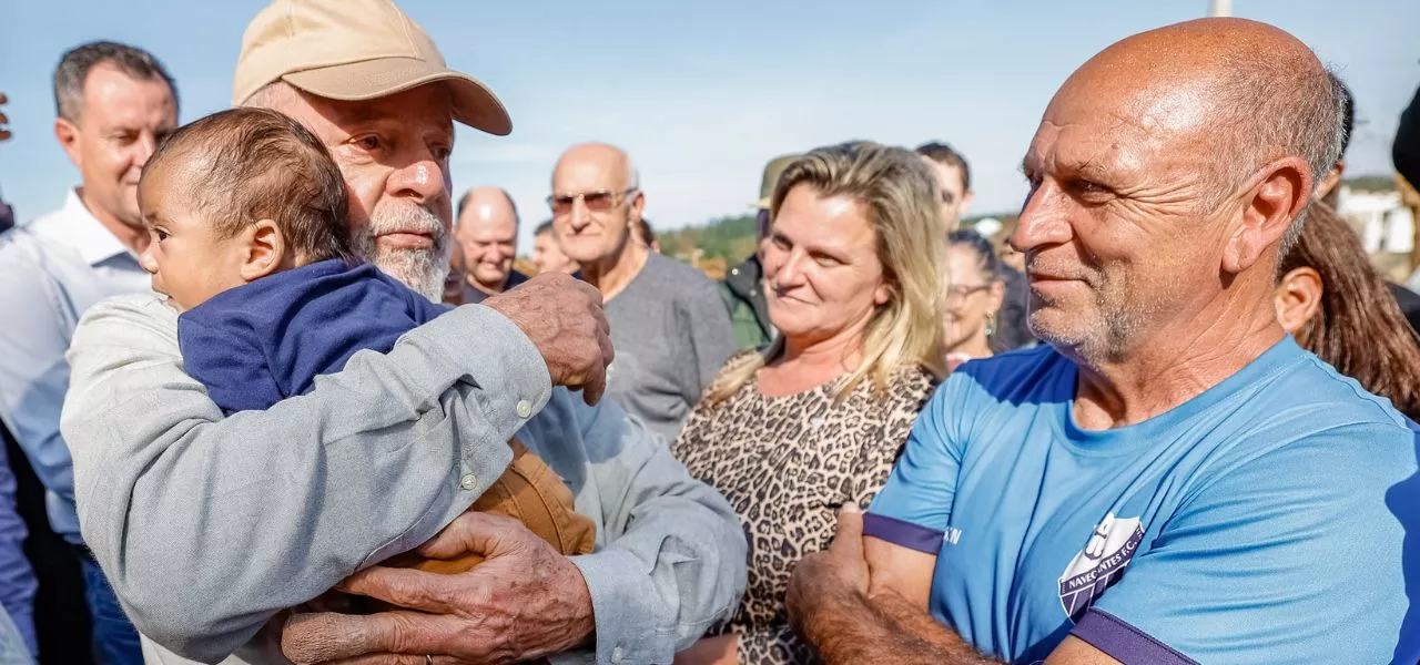 Presidente da República, Luiz Inácio Lula da Silva, durante visita ao bairro Navegantes. Arroio do Meio - RS.