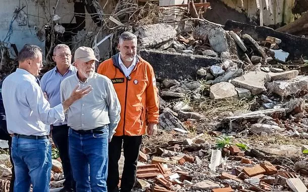 Presidente da República, Luiz Inácio Lula da Silva, e ministro Paulo Pimenta durante visita ao bairro Navegantes. Arroio do Meio - RS