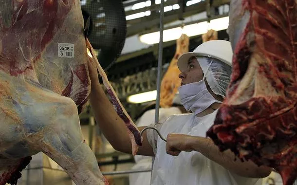 Abate de bovinos avança 24,6% no primeiro trimestre no Brasil e marca novo recorde, diz IBGE