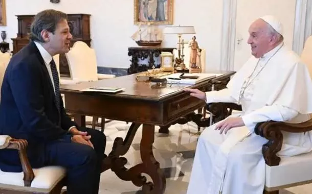 Haddad presenteia papa Francisco com cuia de chimarrão