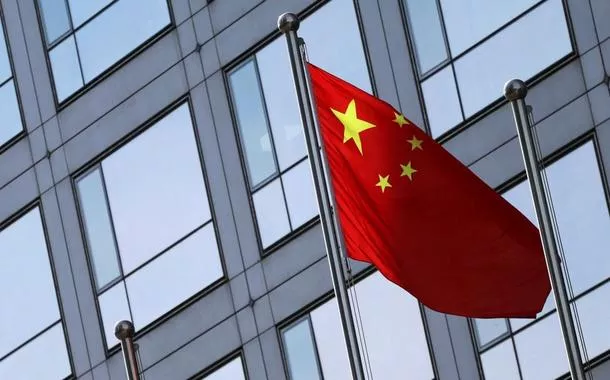 Bandeira chinesa no prédio da Comissão Reguladora de Valores Mobiliários da China (CSRC), em Pequim