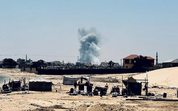 Ataque israelense contra tendas de pessoas deslocadas em Rafah deixa dezenas de mortos e feridos