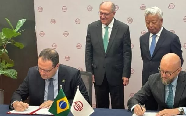 Geraldo Alckmin e Nelson Barbosa em assinatura de acordo do BNDES com o Aiib