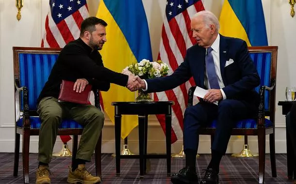 Presidentes Volodymyr Zelensky, da Ucrânia (à esq.), e Joe Biden (EUA)