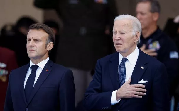 Macron e Biden durente cerimônia comemorativa dos 80 anos do desembarque na Normandia REUTERS/Christian Hartmann