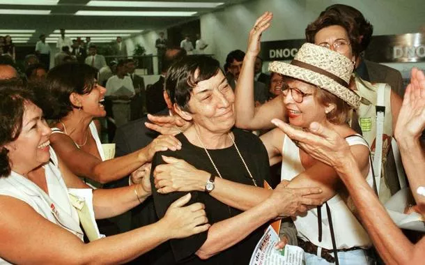 FOTO DE ARQUIVO: A então parlamentar da oposição Maria da Conceição Tavares, do Partido dos Trabalhadores (PT), está cercada por apoiadores ao chegar do lado de fora da Câmara dos Deputados do Congresso antes de votar um polêmico projeto de reforma previdenciária em Brasília.