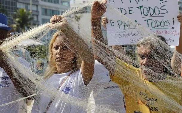 Manifestantes protestam contra PEC das Praias na orla do Rio