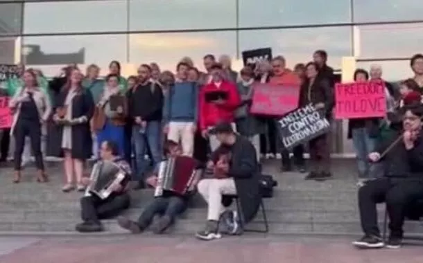 Manifestantes cantam "Bella Ciao" no Parlamento Europeu em protesto contra o avanço da extrema-direita (vídeo)