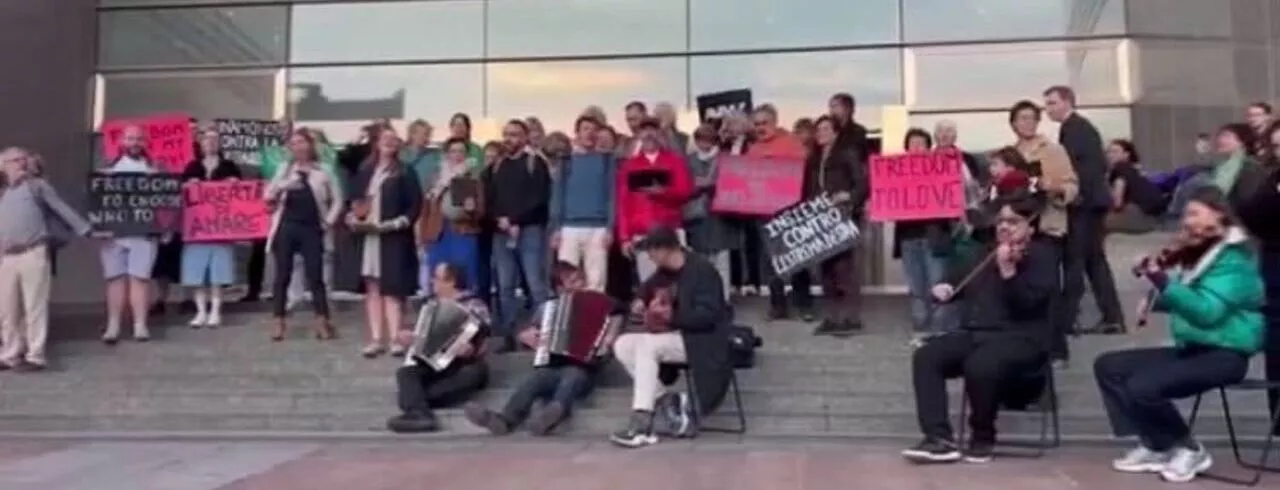 Manifestantes em frente ao Parlamento Europeu