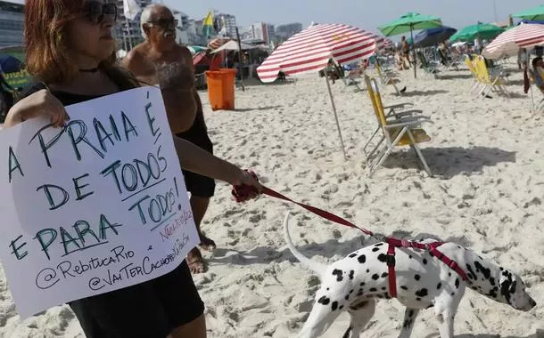 Cartaz contra a possível privatização de trechos das praias brasileiras