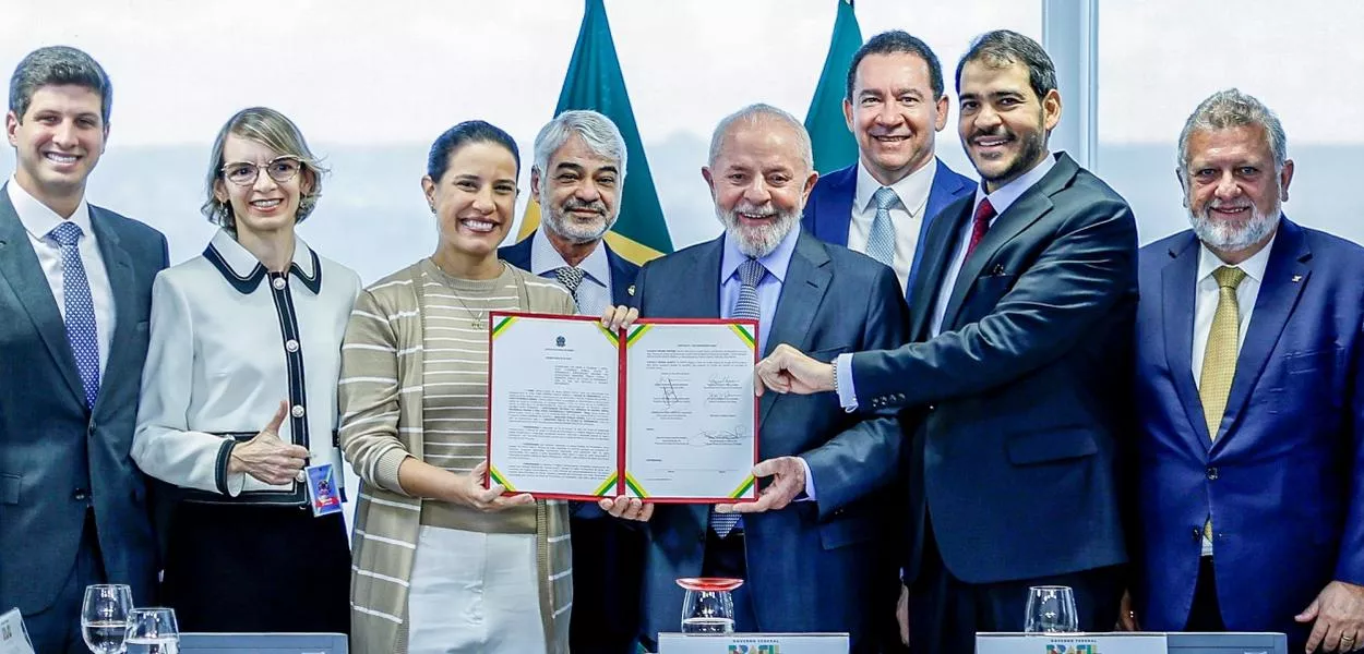 Presidente da República, Luiz Inácio Lula da Silva, durante reunião com Advogado-Geral da União, Jorge Messias, Governadora de Pernambuco, Raquel Lyra, e Presidente da Caixa Econômica Federal, Carlos Vieira, no Palácio do Planalto