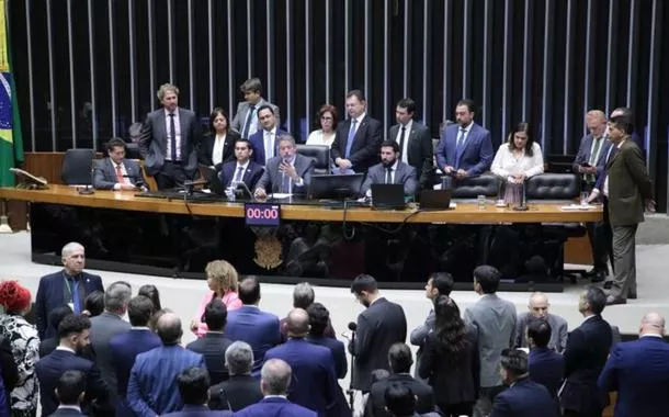 Câmara aprova urgência e poderá votar nesta quarta projeto que suspende deputados brigões