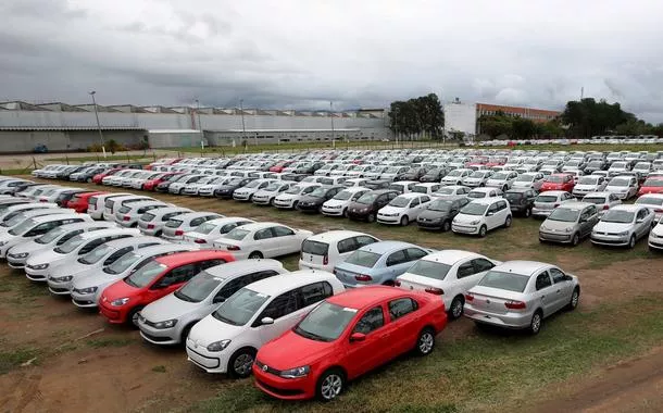 Carros novos estacionados em fábrica da Volkswagen em Taubaté
