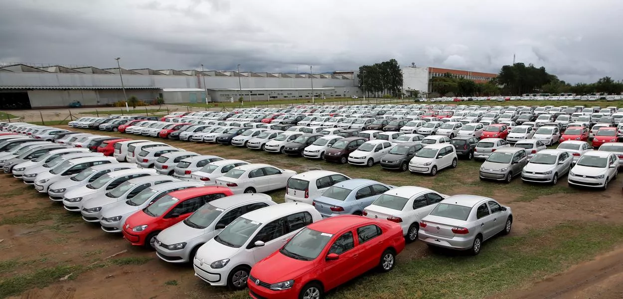 Carros novos estacionados em fábrica da Volkswagen em Taubaté
