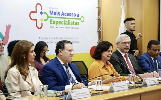 Nísia Trindade (roupa amarela) durante evento com outras lideranças em Brasília 