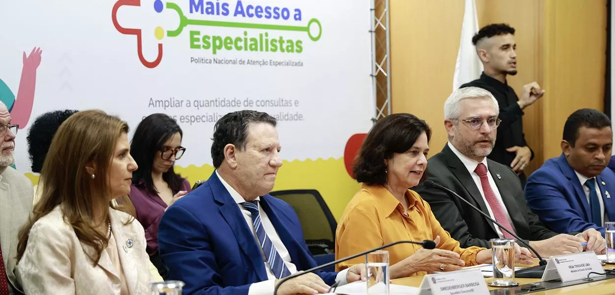 Nísia Trindade (roupa amarela) durante evento com outras lideranças em Brasília 