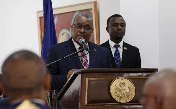 O primeiro-ministro do Haiti, Garry Conille, fala durante sua cerimônia de posse, em Porto Príncipe, Haiti, em 12 de junho de 2024