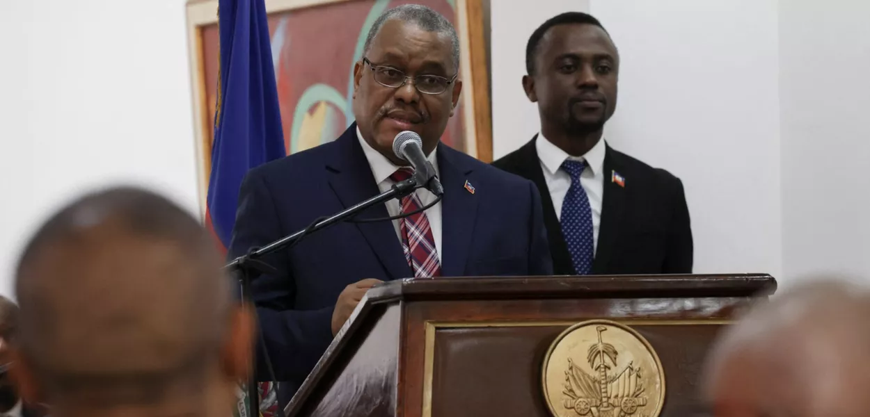 O primeiro-ministro do Haiti, Garry Conille, fala durante sua cerimônia de posse, em Porto Príncipe, Haiti, em 12 de junho de 2024