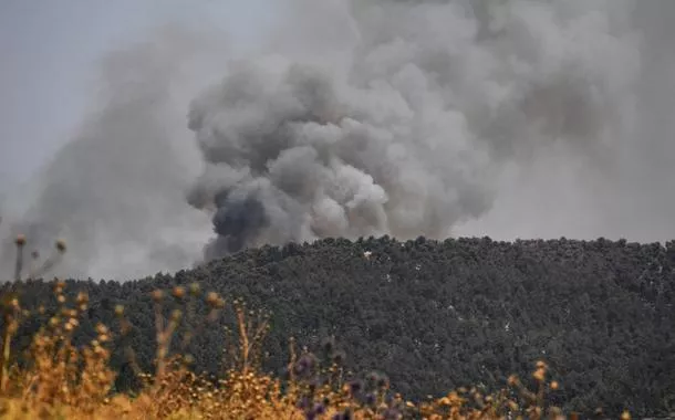 Fumaça é vista após ataques na fronteira do Líbano