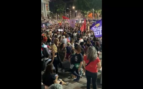 RJ: População protesta contra PL que equipara aborto a homicídio na Cinelândia